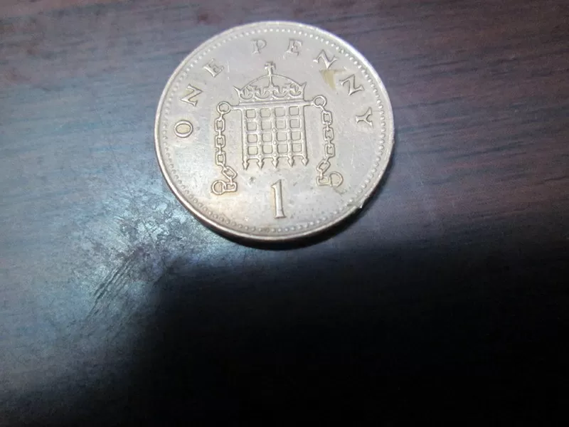 продам монету (one penny 2004 года)